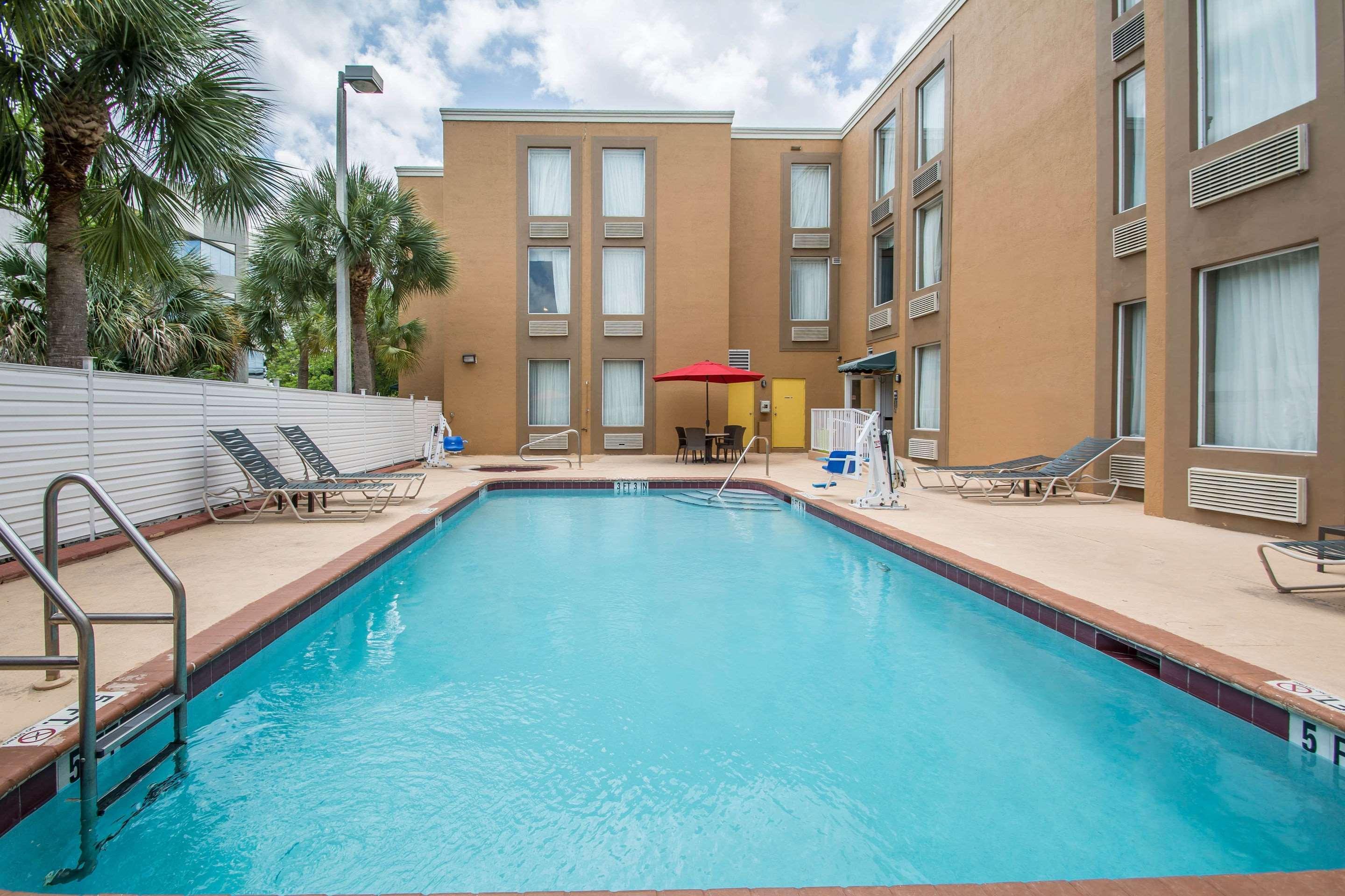 Comfort Inn & Suites Fort Lauderdale West Turnpike Lauderdale Lakes Экстерьер фото